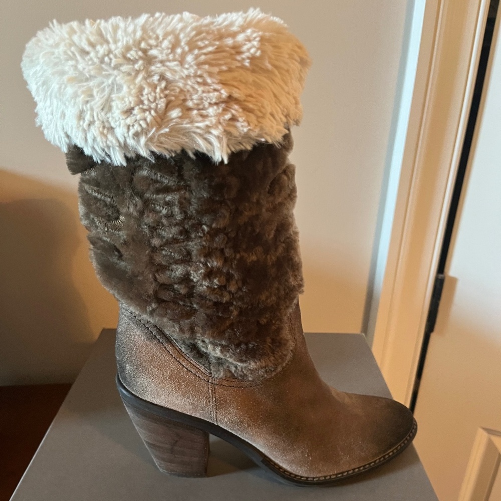 Boots with the fur